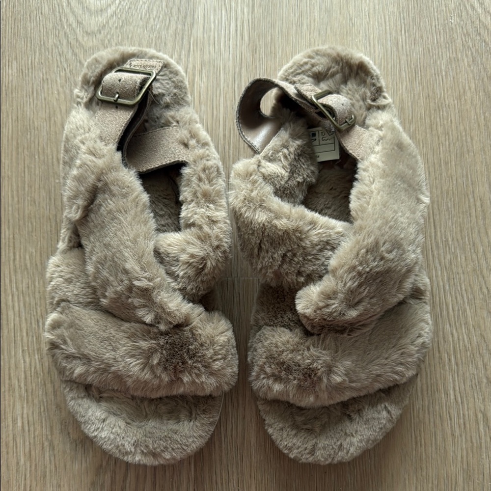 Koolaburra Tan Sandals Plush Comfort